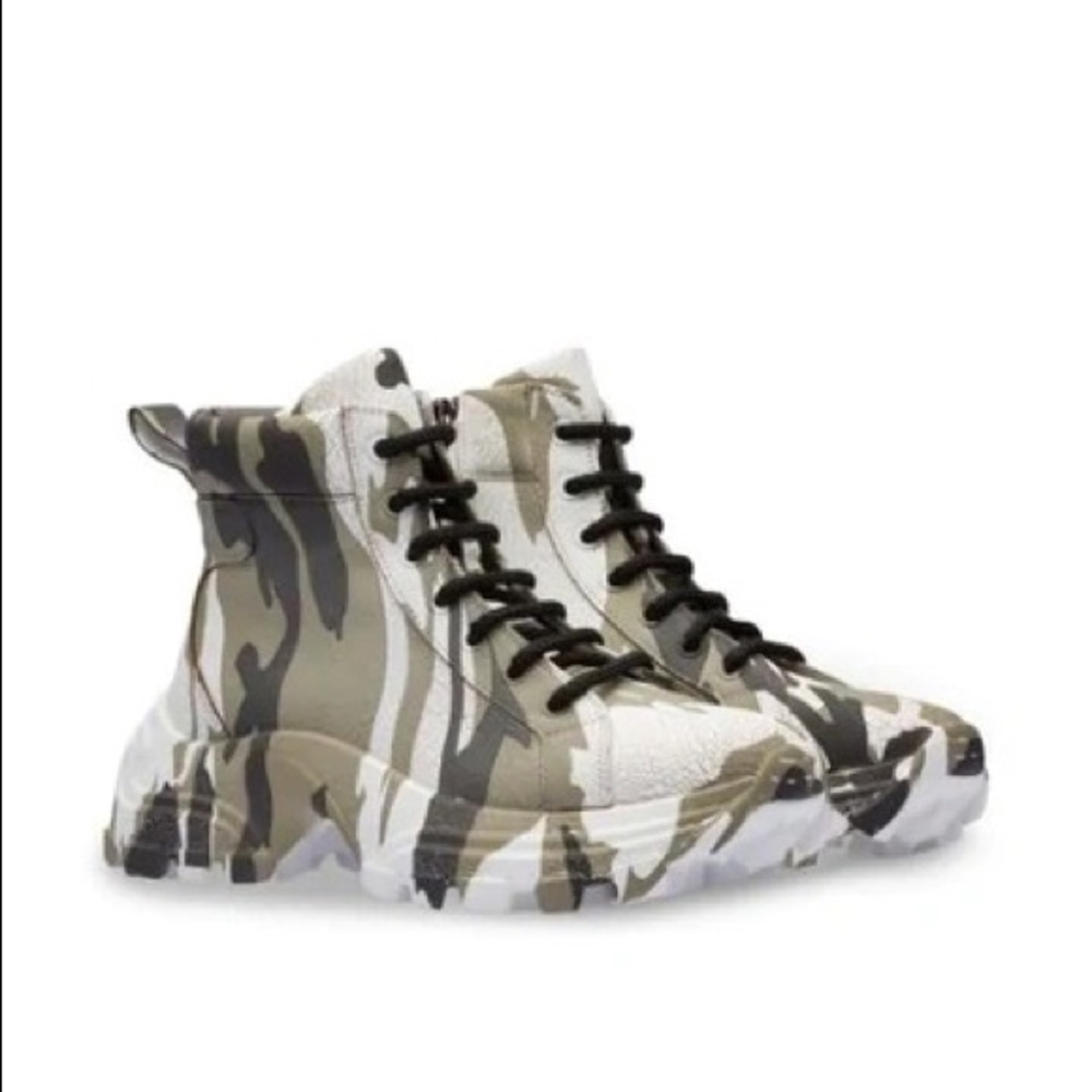 Miu Miu CAMOUFLAGE-PRINT CRACKLED-LEATHER BOOTS IN GREEN